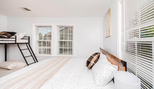 Apt 2BR Quincy Hideout w Balcony, Bathtub, TV near Wollaston Beach 74L