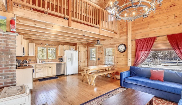 Aspen's Run: 3 br log cabin, wood stove, deck, firepit, window a/c
