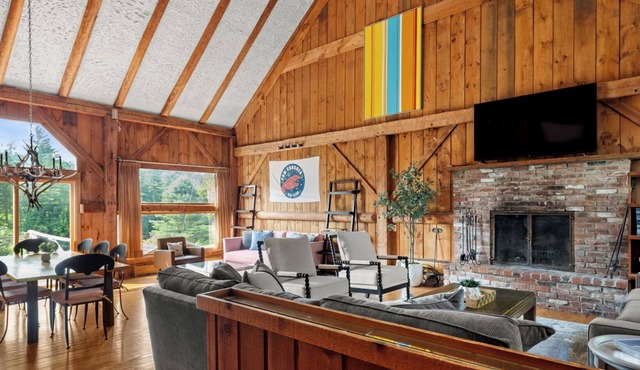 Authentic Stowe Retreat; Cathedral Great Room, Pond, Views; 5 min to Trapp
