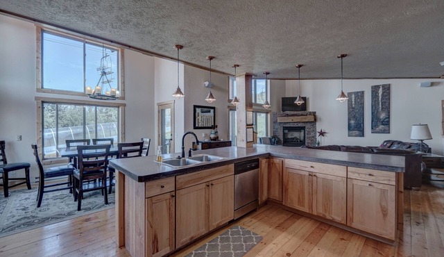 Avalanche 3BR Chalet at Terry Peak with Jacuzzi Hot Tub - Sleeps 16