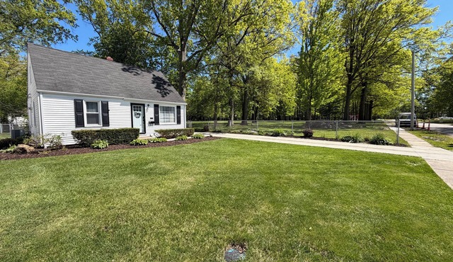 Avon Lake 4BR Cozy Comfort MCM Design right next to Park for relaxing stays!
