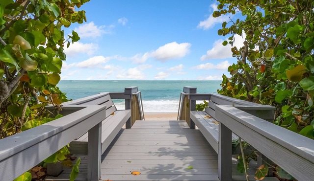 Awesome pool house just steps from the beach on the island in Vero!