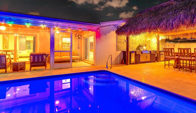Azure Tiki Gardens: Private Resort Pool, Large Tiki Hut & Full Outdoor Kitchen