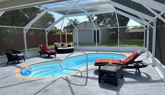 Backyard Oasis, calm, quiet and peaceful. Just pack and come enjoy.