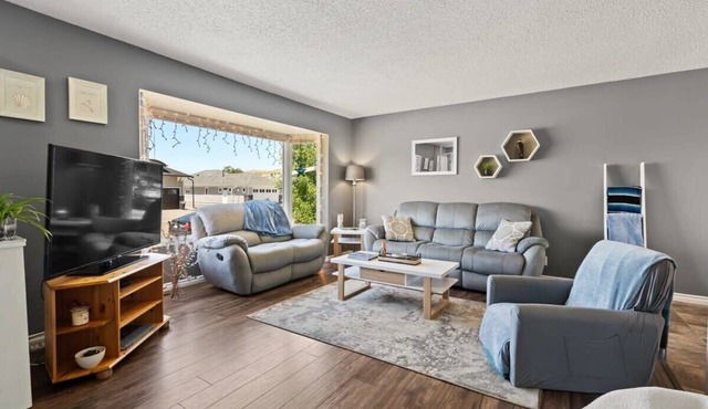 Bahama Breeze | Beach-Themed Home | Hot Tub & Cozy