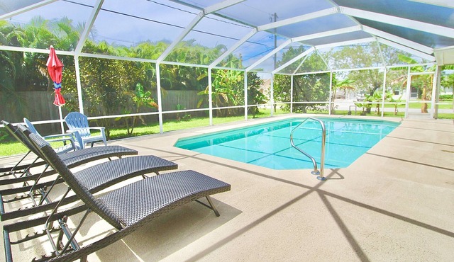 Banana Tree Casa - Heated Salt Water Pool - Close to Downtown Jensen Beach & Beaches!