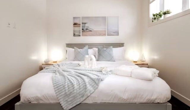 Beach Vibes - KING Bed - Fireplace - Netflix - WiFi