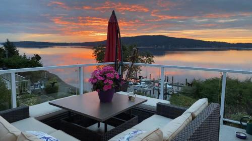 Beachbreeze Oceanfront 4BR1Den4BA Romantic Sunrise & Celestial Views