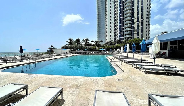 Beachfront studio, Heated Pool, Beach, Sauna, Gym , Resort