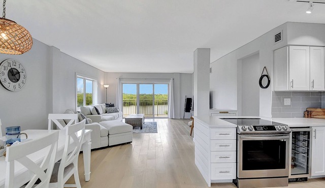 Beachside Condo Offering The Best Bay Views in Palm Beach - Key West Vibe