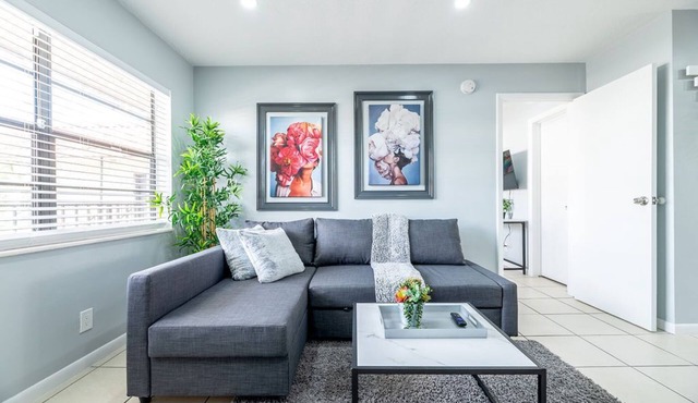 Beachside Bliss: Luxurious 2 Bed, 2 Bath Apartment - Your Coastal Sanctuary