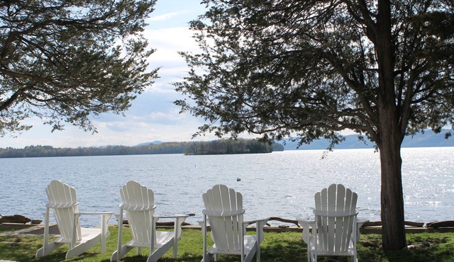 Beautiful 2 Bedroom, 2 Bathroom Lakefront/Bayfront Cottage on Lake Champlain