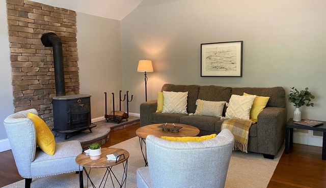 Beautiful 2 BR home, quiet, minutes from downtown
