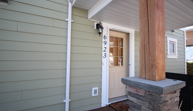 Beautiful 3 Bedroom Pet Friendly Cottage on Lake Okanagan