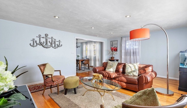 Beautiful 3BD/1BA apartment W Parking 6373