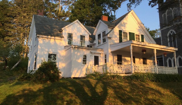 Beautiful 4 Bedroom Home - Downtown!