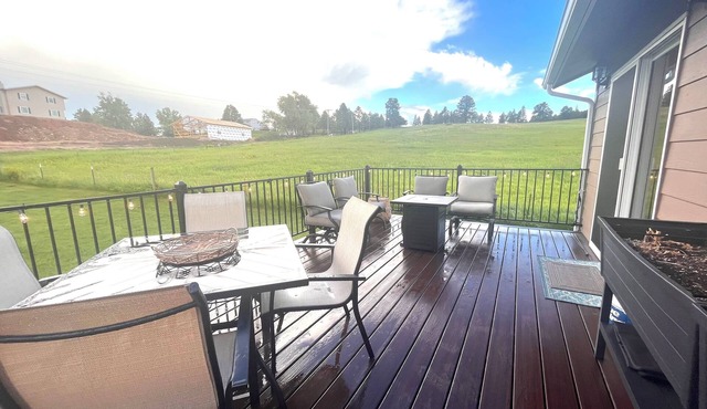 Beautiful and Spacious Getaway Nestled in the Black Hills, close to attractions