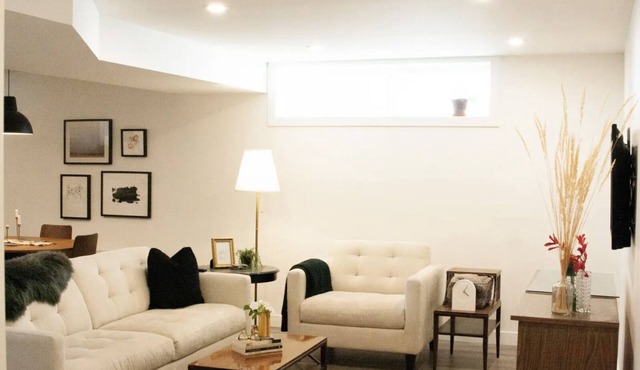 Beautiful Basement Suite -Near Hospital + Downtown