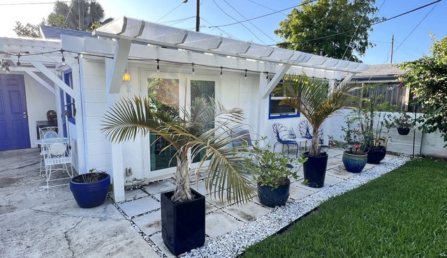 Beautiful beach inspired cottage@Old Northwood 10min to PBI, beach, downtown WPB