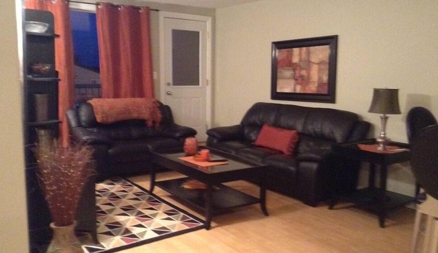Beautiful & clean! Close to groceries, most amenities, restaurants and bars!
