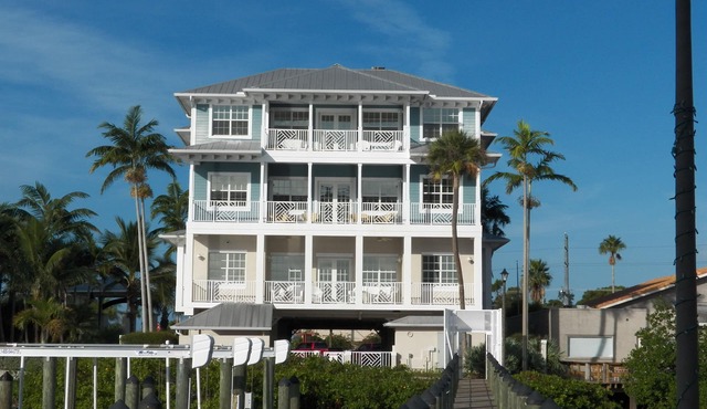 Beautiful condo, on the St. Lucie River. You can walk to downtown Stuart.