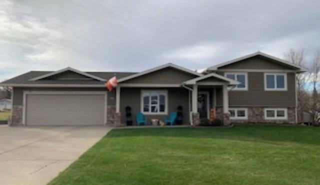 Beautiful fully renovated 4 bedroom house with large open kitchen. Sleeps 8