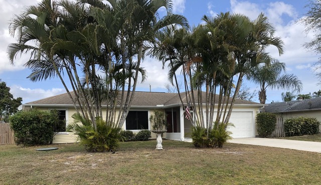 BEAUTIFUL HOME WITH POOL BIG FANCY BACK YARD GREAT LOCATION