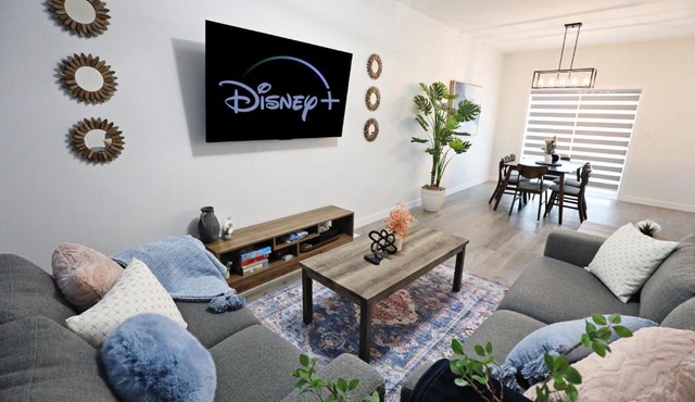Beautiful Home With 4 King Beds,Airport,Disney+