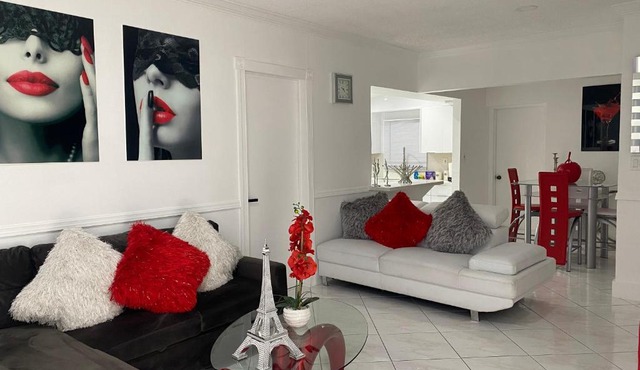 Beautiful House 7 min from Miami Airport w FREE parking