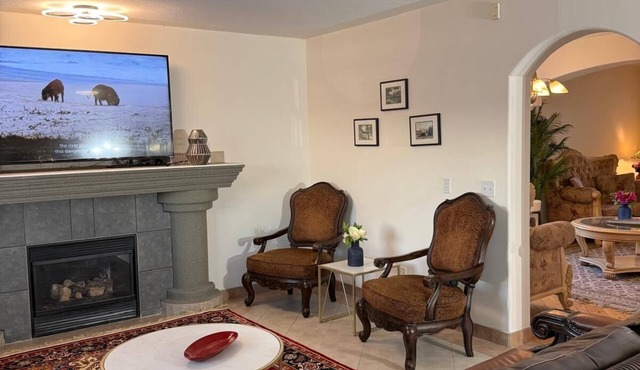 Beautiful & Luxurious 3 Bedroom Home Near All Amenities!