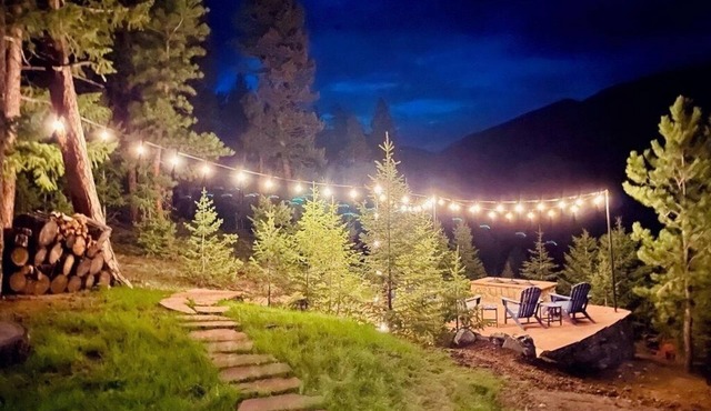 Beautiful, luxurious Evergreen cabin nestled in the mountains w/great views!