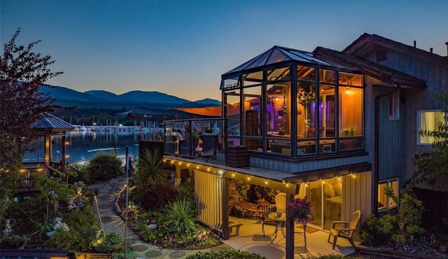Beautiful oceanside "suite" with hot tub and beach cabin