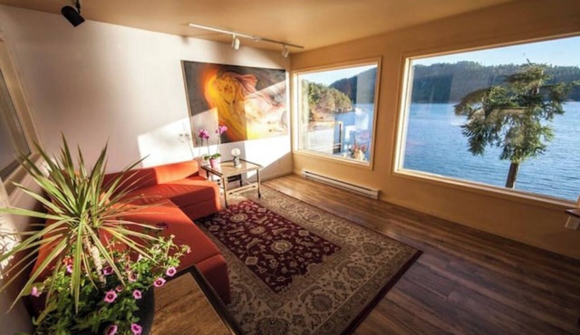 Beautiful, quiet place to stay with lovely beach access and stunning views.