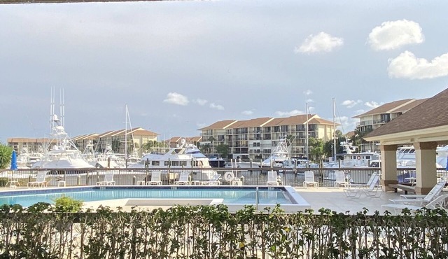 Beautiful Remolded Condo Near Beach