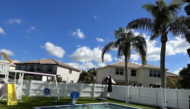 Beautiful room in rent, is located on a luxury house with pool and kids park