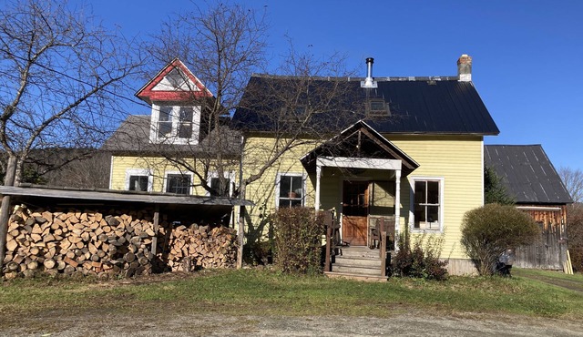 Beautiful rustic farmhouse.Available for special HOLIDAY, decorated by request!