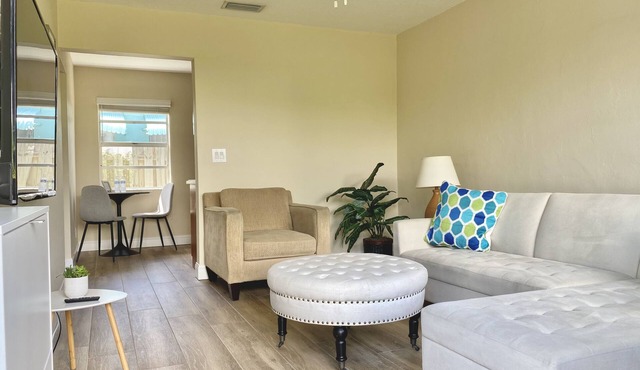 Beautiful Sunny Apartment Steps From Intracoastal and 5min To Beach
