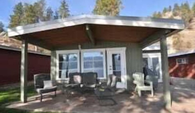 Beautiful Three Bed Lakefront Cabin - Seclusion Bay (Cabin #7)