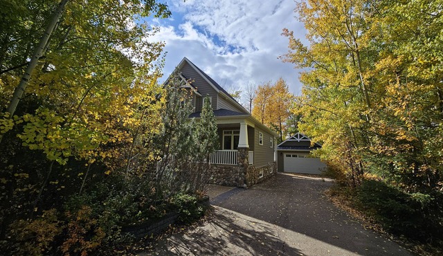Beautiful, Waterfront 6 bedroom cottage Cape Cod style cottage on Gull Lake