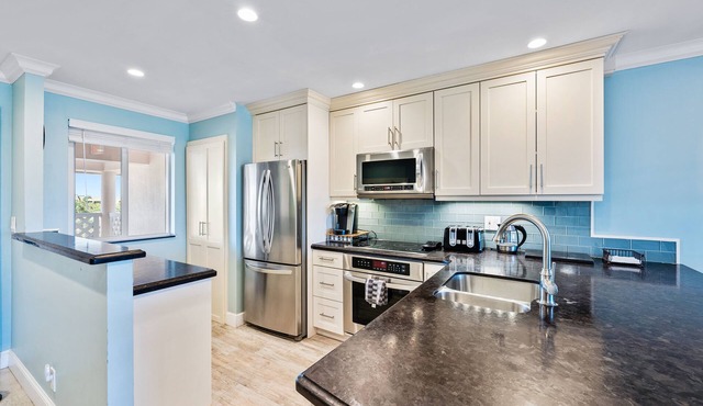 Beautifully renovated top floor condo with lake view, minutes from the beach