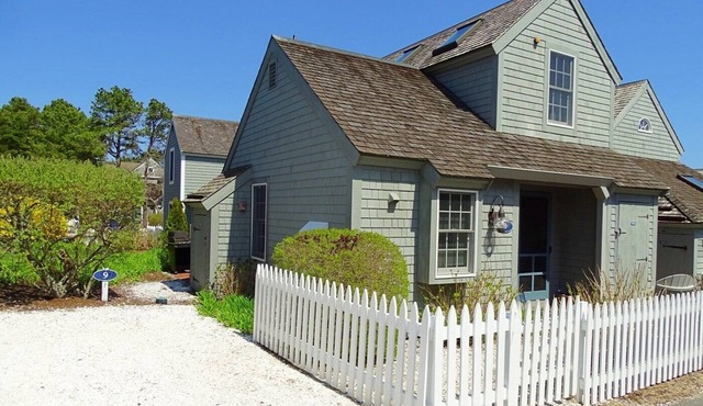Beautifully updated 2 bedroom, 2 bath End Unit with Central AC