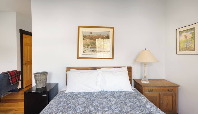 Berry Sunrise - private room in a Cozy boutique hotel in Hinesburg, Vermont.
