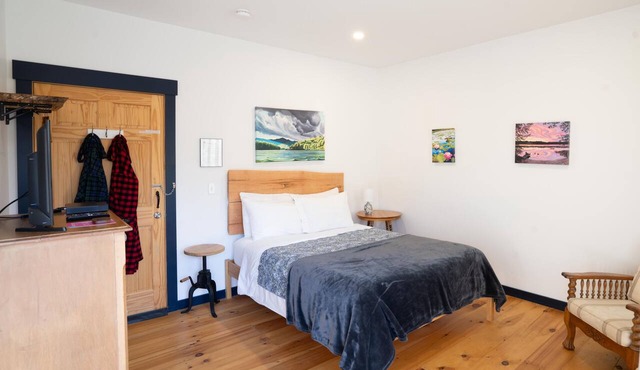 Berry Sunset - private room in a Cozy boutique hotel in Hinesburg, Vermont