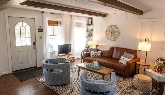 Big Red Retreat: 2BR Franconia | Sleeps 6 | Clean & Cozy Gem
