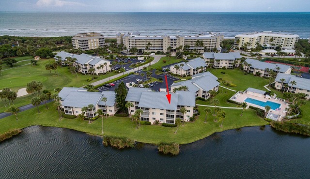 BIRD'S EYE VIEW 5 min walk to beach, lovely views of golfcourse, lakes, sunsets