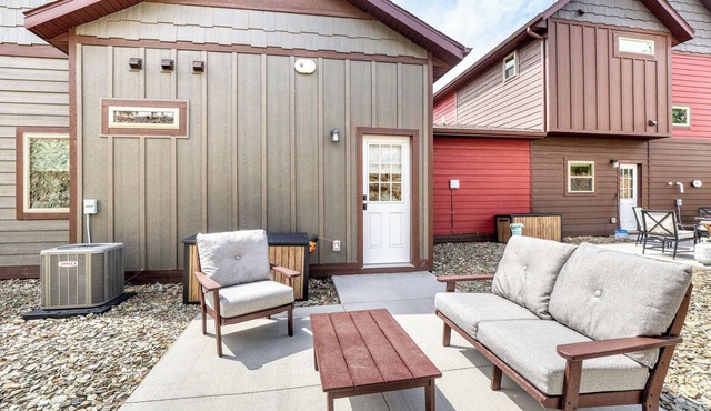 Black Hills Hub with King Bed-Minutes from Mt. Rushmore