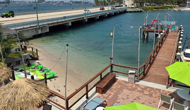 Blue Heron Bridge Hotel & Dive Club
