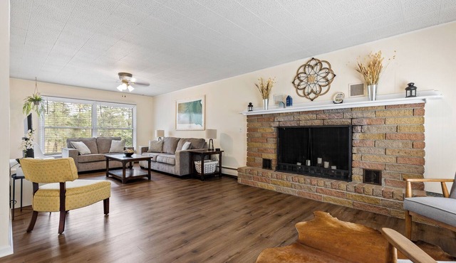 Blue Roof Lodge: Pet-Friendly, Walkable to Downtown Custer