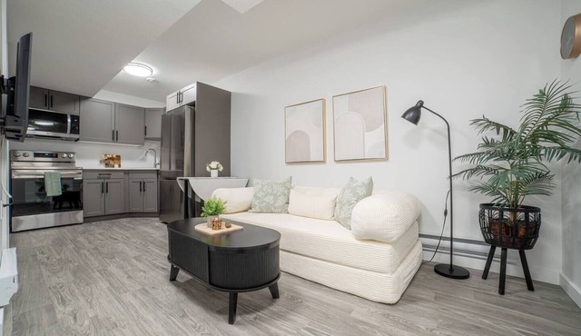 Blush-NEW Cozy Boho Suite Near Airport & DT!