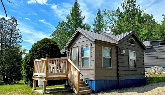 BMV8 Awesome "Tiny Home" A/C, Mountain Views, Minutes to Skiing, Hiking, Attractions, Dog Friendly!